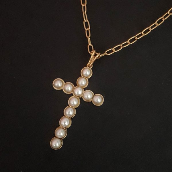 Cruz de plata dorada y perlas