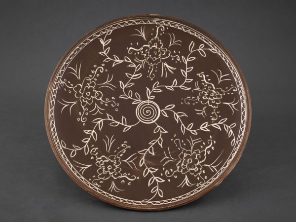 Plato para colgar de pared ceramica rustica grabado con flores de 30 cm-45091